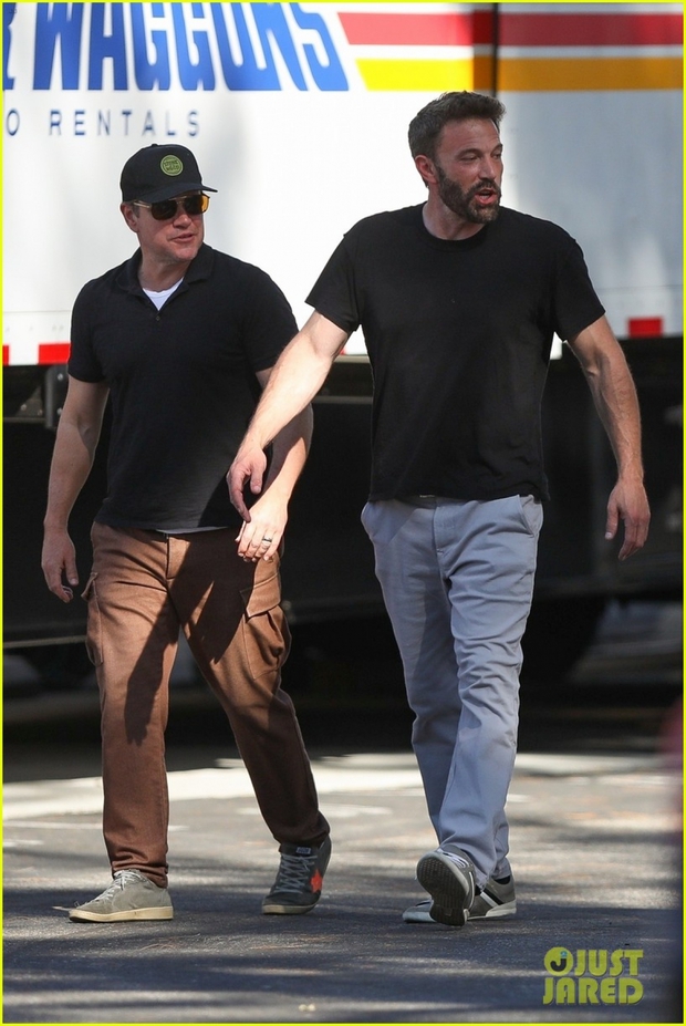 Ben Affleck diện đồ khỏe khoắn, hội ngộ bạn thân Matt Damon trên phim trường - Ảnh 3.