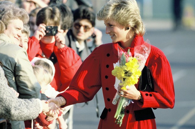 5 lần Công nương Diana bất chấp mà phá vỡ các quy tắc thời trang của hoàng gia - Ảnh 4.