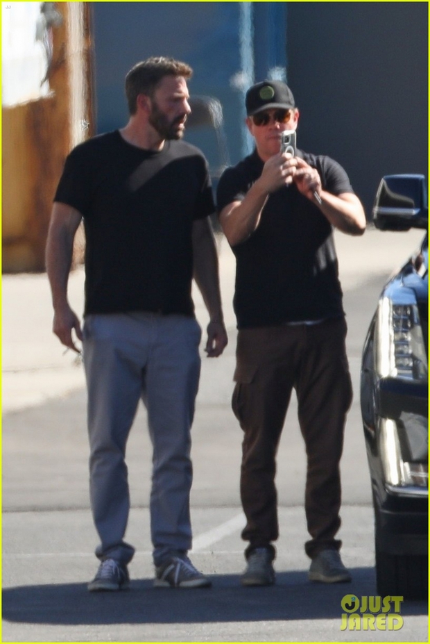 Ben Affleck diện đồ khỏe khoắn, hội ngộ bạn thân Matt Damon trên phim trường - Ảnh 7.