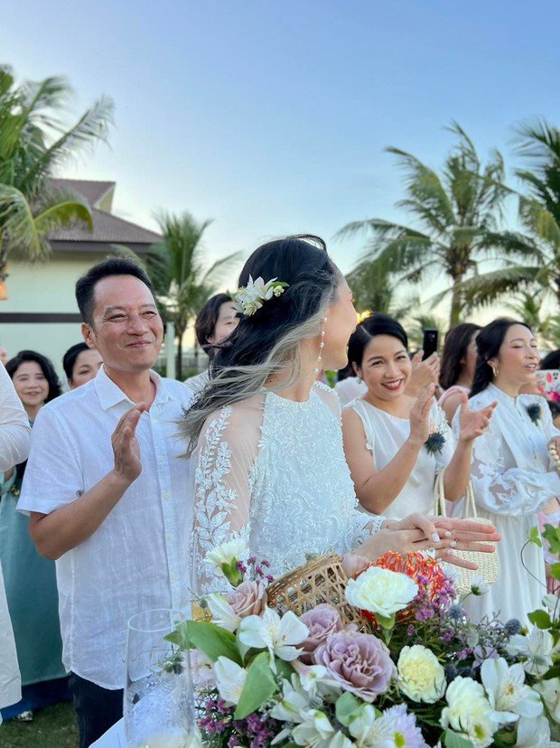Đám cưới con gái diva Mỹ Linh tại Việt Nam: Cô dâu chú rể tình tứ, khung cảnh hôn lễ đẹp như mơ! - Ảnh 9.