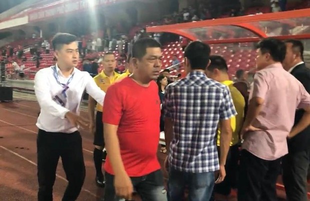   Was the person who attacked referee Hoang Ngoc Ha a fan or an employee of Lach Tray Stadium?  - Photo 1.