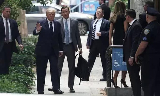Ông Donald Trump dự tang lễ “đẫm nước mắt” của vợ cũ - Ảnh 2.