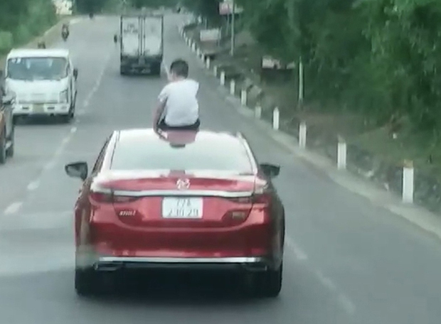 Phạt nặng nữ tài xế lái ô tô để con ngồi trên mui xe - Ảnh 1.