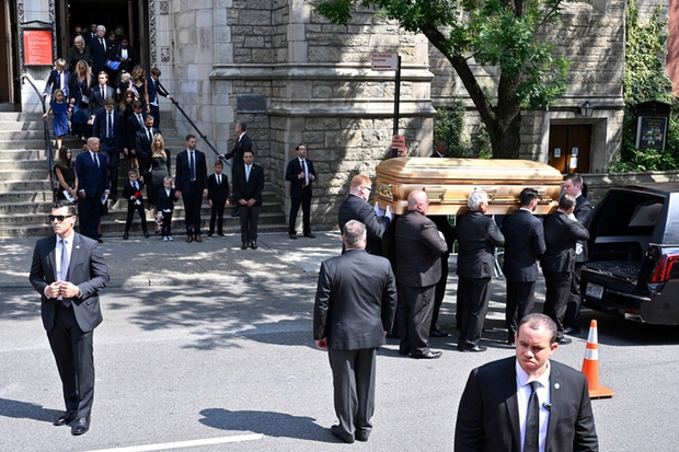Ông Donald Trump dự tang lễ “đẫm nước mắt” của vợ cũ - Ảnh 9.