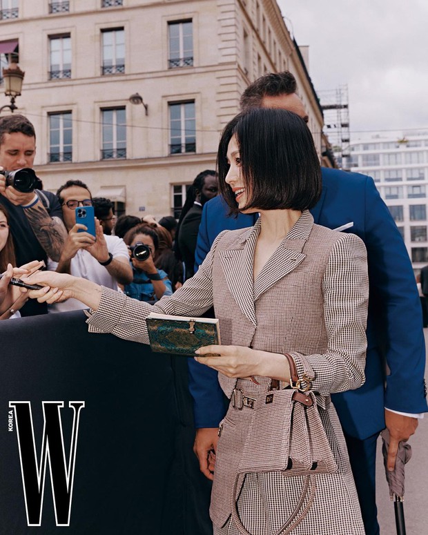 Nữ hoàng nhan sắc đại náo sự kiện ở Pháp thế nào, nhìn Song Hye Kyo đẹp kinh diễm trong bộ ảnh hành trình mới đây là rõ - Ảnh 6.