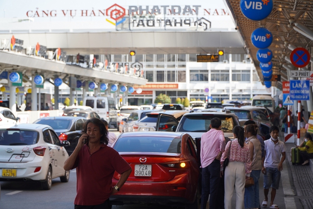 Tân Sơn Nhất những ngày cuối tuần: Mặc giá vé tăng cao, khách du lịch hè ngồi kín ghế chờ - Ảnh 5.