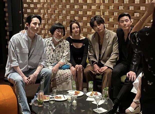 Dara và V (BTS) - Park Seo Joon chung bàn tiệc quyền lực, Lee Min Ho lấp ló cũng đủ gây sốt ở sự kiện kín toàn sao hạng A - Ảnh 1.