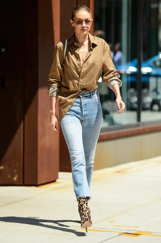 Sao Hollywood diện quần jeans với 5 mẫu áo không cầu kỳ mà vẫn sành điệu - Ảnh 1.