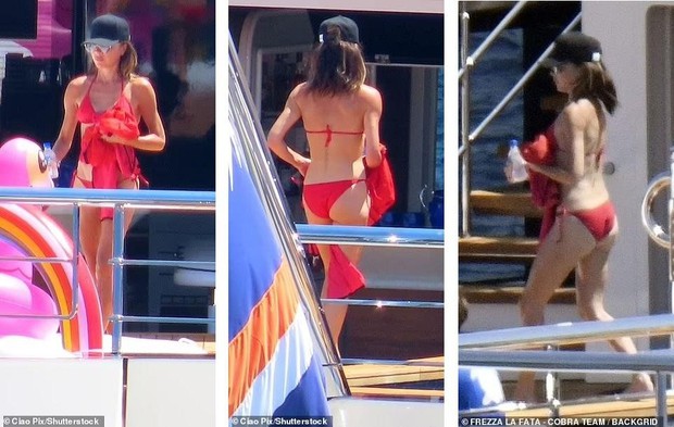 Victoria Beckham hiếm hoi mặc bikini đọ dáng với bạn gái của con trai út - Ảnh 2.