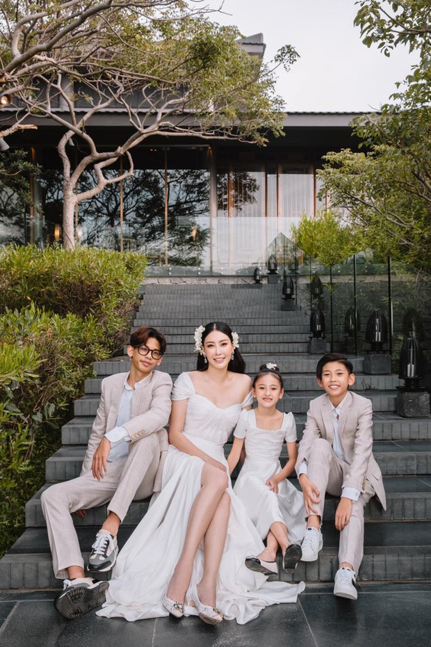 Hoa hậu Hà Kiều Anh tung bộ ảnh gia đình tuyệt đẹp nhân dịp kỷ niệm 15 năm hôn nhân - Ảnh 4.