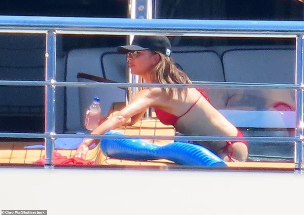 Victoria Beckham hiếm hoi mặc bikini đọ dáng với bạn gái của con trai út - Ảnh 4.