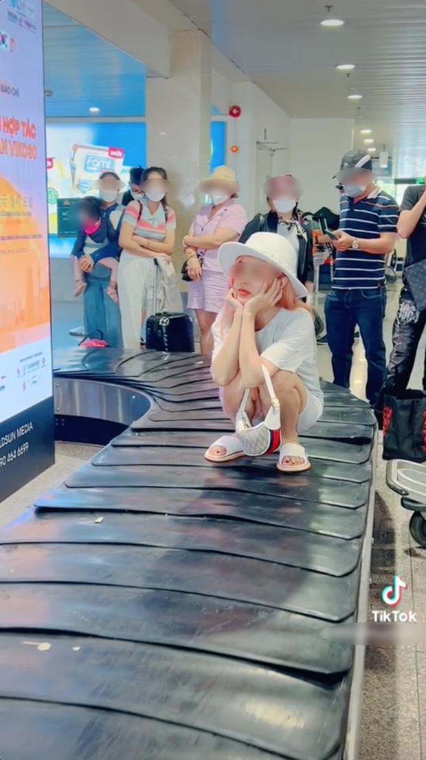 Clip cô gái thản nhiên ngồi lên băng chuyền hành lý sân bay gây phẫn nộ - Ảnh 2.