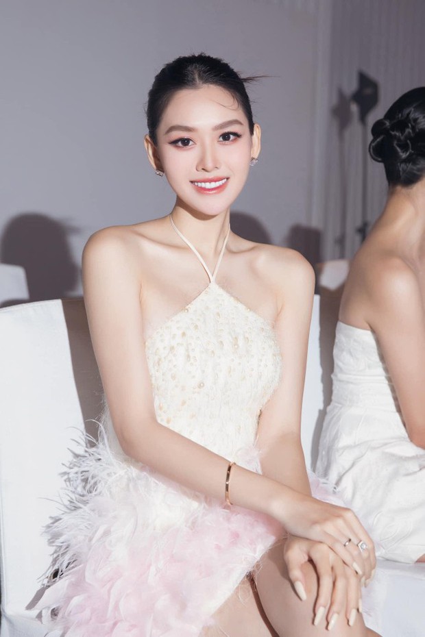 Á hậu Tường San yêu kiều tựa thiên nga trắng với váy lông vũ, Kim Duyên mặc váy cúp ngực nóng bỏng  - Ảnh 1.