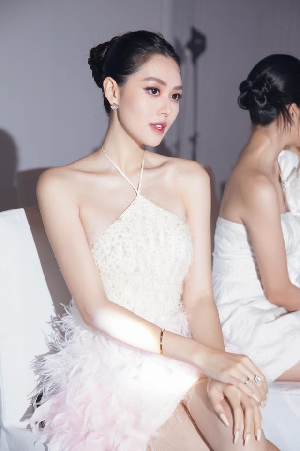Á hậu Tường San yêu kiều tựa thiên nga trắng với váy lông vũ, Kim Duyên mặc váy cúp ngực nóng bỏng  - Ảnh 2.