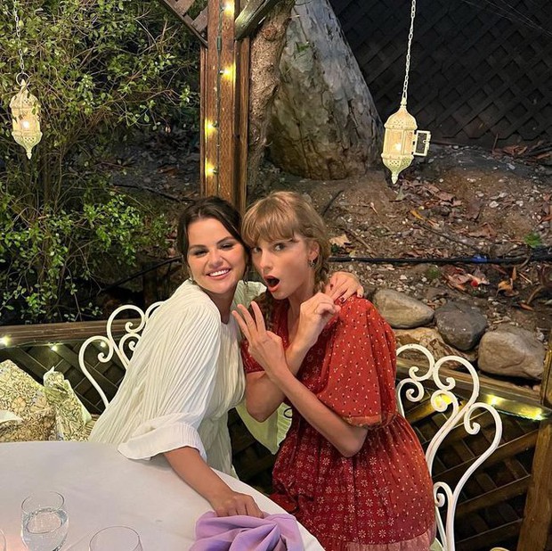 Selena Gomez đón tuổi 30 bên bạn thân Taylor Swift, nhan sắc ra sao? - Ảnh 1. Selena Gomez đón tuổi 30 bên bạn thân Taylor Swift, nhan sắc ra sao? - Ảnh 1.