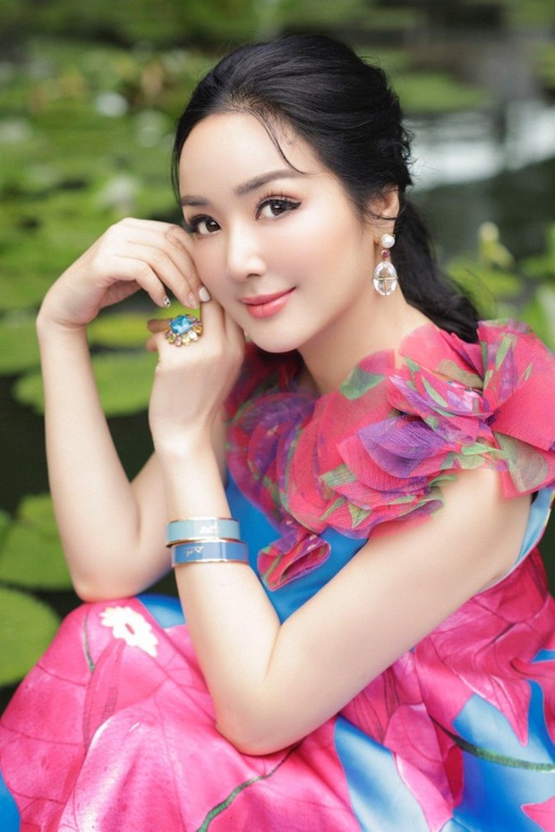 Á hậu Tường San yêu kiều tựa thiên nga trắng với váy lông vũ, Kim Duyên mặc váy cúp ngực nóng bỏng  - Ảnh 12.