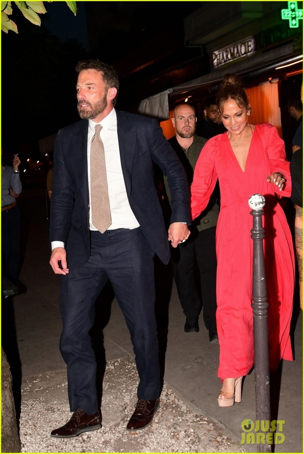 Vợ chồng Jennifer Lopez - Ben Affleck hưởng tuần trăng mật ở Pháp - Ảnh 4.