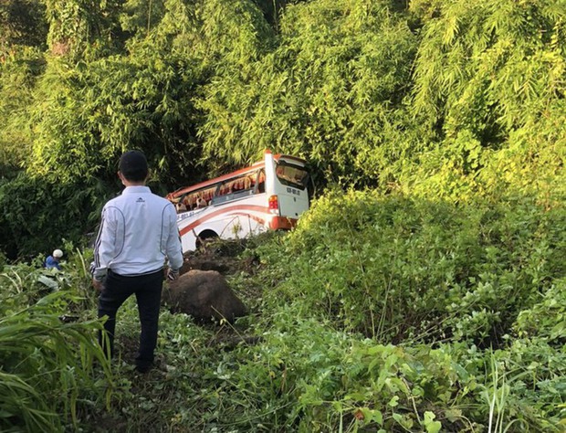 Hiện trường vụ xe khách chở 27 người lao xuống vực trên đèo Đại Ninh - Ảnh 4. Hiện trường vụ xe khách chở 27 người lao xuống vực trên đèo Đại Ninh - Ảnh 4.