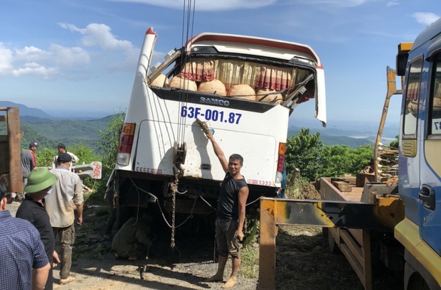 Hiện trường vụ xe khách chở 27 người lao xuống vực trên đèo Đại Ninh - Ảnh 6. Hiện trường vụ xe khách chở 27 người lao xuống vực trên đèo Đại Ninh - Ảnh 6.