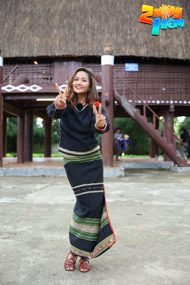 Hoa hậu HHen Niê diện trang phục dân tộc Ê Đê tiếp đón dàn cast 2 ngày 1 đêm - Ảnh 1.