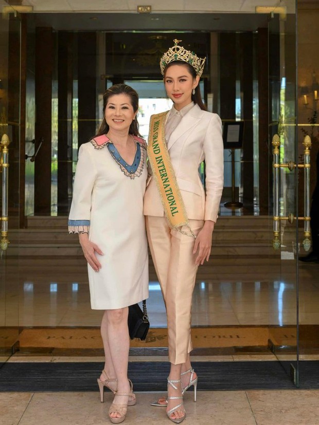 Vương miện 12 tỷ đồng của Hoa hậu Thuỳ Tiên gặp sự cố trong chuyến công tác châu Âu  - Ảnh 1.