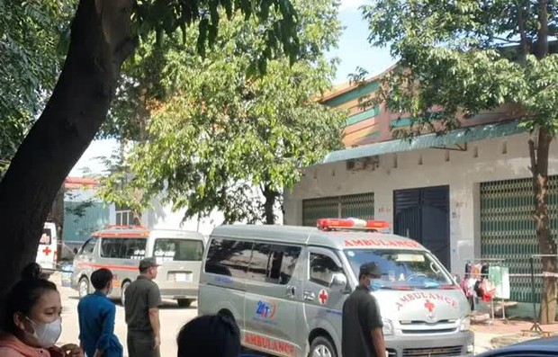 Người thân xót xa khi chứng kiến 6 thi thể lần lượt được đưa về nhà xác - Ảnh 2. Người thân xót xa khi chứng kiến 6 thi thể lần lượt được đưa về nhà xác - Ảnh 2.