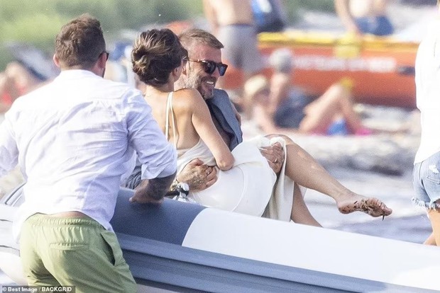 Victoria Beckham lộ nội y gợi cảm, được ông xã bế trên biển - Ảnh 6.