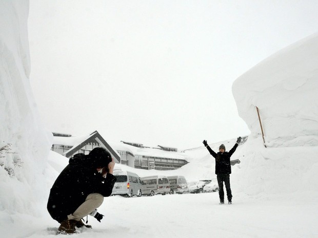Cuộc sống ở thành phố tuyết dày nhất thế giới: Tường tuyết cao đến 8 mét, du khách đổ xô đến thăm vì một hiện tượng độc nhất - Ảnh 9.