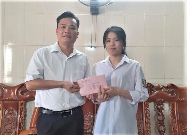Vừa học vừa chơi, nữ sinh trường huyện đạt thủ khoa khối A1 ở Hà Tĩnh - Ảnh 3.