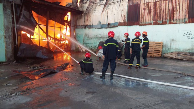 Cháy lớn tại kho vật tư của nhà máy Biến áp Đà Nẵng, 200 người tham gia dập lửa - Ảnh 3.