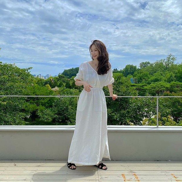 Kbiz có một mỹ nhân U35 sở hữu gu thời trang đẹp mê, diện toàn váy áo đơn giản vẫn siêu sành điệu - Ảnh 12. Kbiz có một mỹ nhân U35 sở hữu gu thời trang đẹp mê, diện toàn váy áo đơn giản vẫn siêu sành điệu - Ảnh 12.