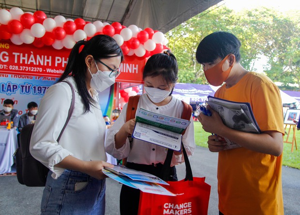 Chùm ảnh: Dàn nữ sinh xinh xắn chiếm sóng trong ngày hội Tư vấn xét tuyển Đại học, Cao đẳng 2022 - Ảnh 4.