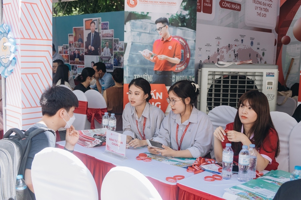 Chùm ảnh: Dàn nữ sinh xinh xắn chiếm sóng trong ngày hội Tư vấn xét tuyển Đại học, Cao đẳng 2022 - Ảnh 6.