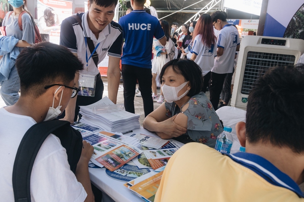 Chùm ảnh: Dàn nữ sinh xinh xắn chiếm sóng trong ngày hội Tư vấn xét tuyển Đại học, Cao đẳng 2022 - Ảnh 7.