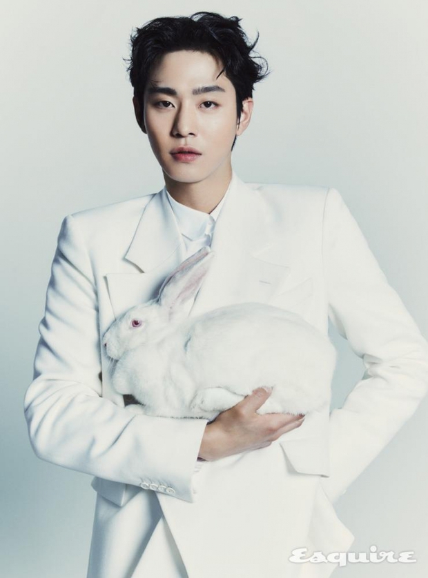 Ahn Hyo Seop bảnh bao với vest trắng, chia sẻ ấn tượng về Kim Sejeong - Ảnh 2.