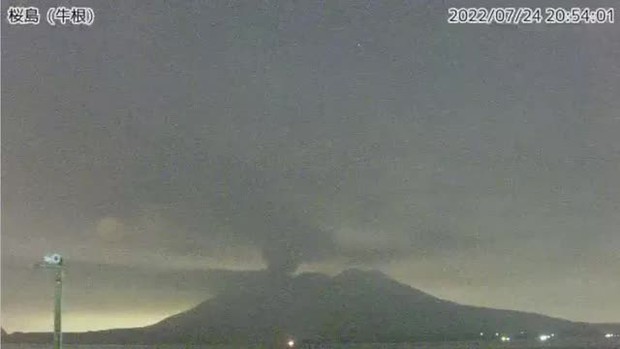 Núi lửa Sakurajima phun trào, Nhật Bản kích hoạt cảnh báo mức cao nhất - Ảnh 1.