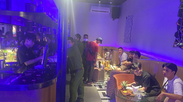 Công an Hà Nội đột kích 2 ổ bóng cười núp bóng quán bar, quán bia - Ảnh 1. Công an Hà Nội đột kích 2 ổ bóng cười núp bóng quán bar, quán bia - Ảnh 1.