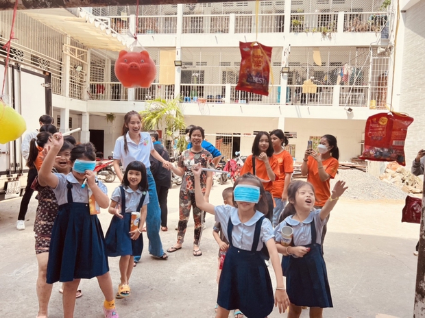 Lệ Nam để mặt mộc vẫn xinh đẹp khi đi làm thiện nguyện - Ảnh 2. Lệ Nam để mặt mộc vẫn xinh đẹp khi đi làm thiện nguyện - Ảnh 2.
