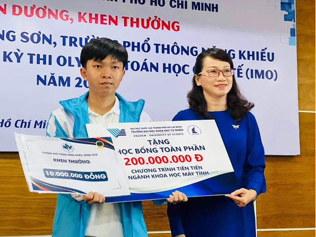 Hai học sinh đạt huy chương quốc tế nhập học sớm ở trường Đại học Khoa học Tự nhiên TPHCM - Ảnh 1.