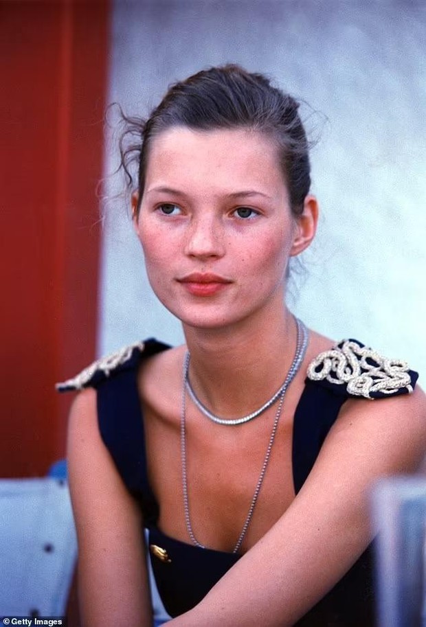 Kate Moss kể chuyện bị ép cởi nội y năm 15 tuổi, giải thích lý do bảo vệ Johnny Depp - Ảnh 5.