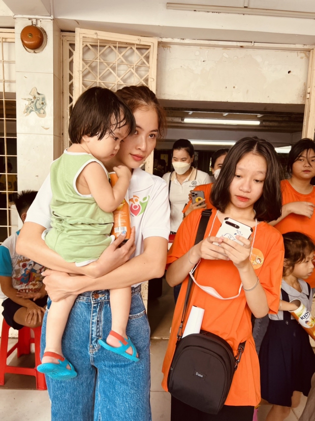 Lệ Nam để mặt mộc vẫn xinh đẹp khi đi làm thiện nguyện - Ảnh 4. Lệ Nam để mặt mộc vẫn xinh đẹp khi đi làm thiện nguyện - Ảnh 4.