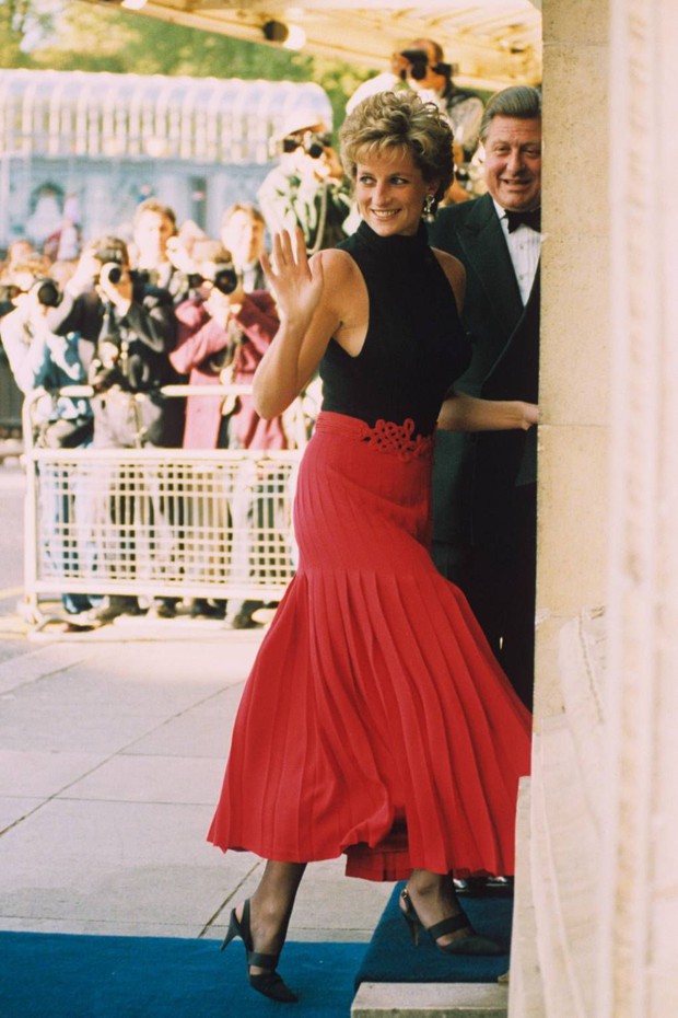 Công nương Diana có muôn vàn cách diện chân váy dài thanh lịch, sành điệu xuất sắc - Ảnh 4.