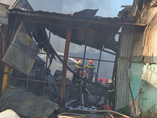 Cháy lớn tại kho vật tư của nhà máy Biến áp Đà Nẵng, 200 người tham gia dập lửa - Ảnh 7.