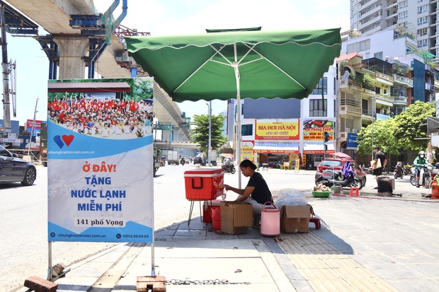 Ở đây tặng nước lạnh miễn phí - Khi người lao động nghèo ở Hà Nội được giải nhiệt bằng sự tử tế - Ảnh 1.