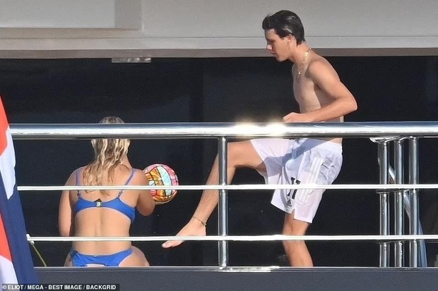 Gigi Hadid đi chơi cùng gia đình Beckham, khoe dáng siêu mẫu nuột nà với bikini bé xíu - Ảnh 10.