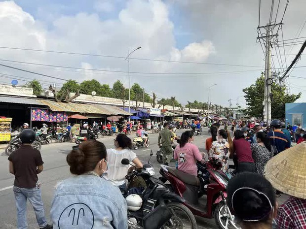 CLIP: Một nhà kho ở Bình Dương đang cháy lớn - Ảnh 2. CLIP: Một nhà kho ở Bình Dương đang cháy lớn - Ảnh 2.