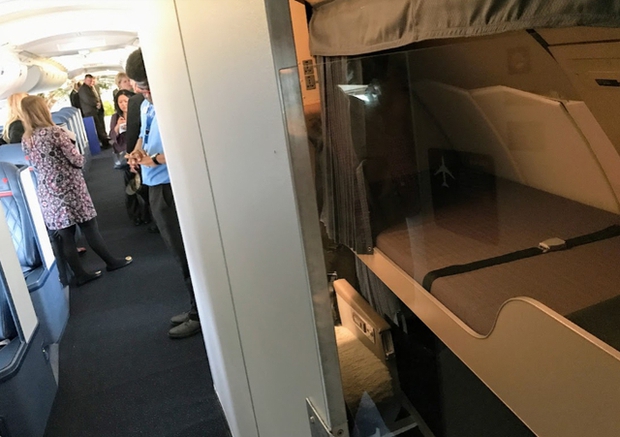 Không gian của tiếp viên hàng không trên máy bay: Chốn riêng tư hành khách không thể tiếp cận, tiện nghi như khách sạn con nhộng ở Nhật Bản - Ảnh 1.