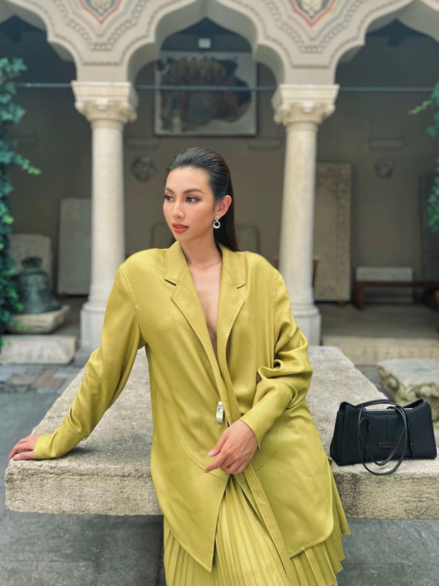 Khoảnh khắc phó chủ tịch Miss Grand lăn xả chụp hình cho Thùy Tiên ở Romania khiến fan thích thú - Ảnh 2. Khoảnh khắc phó chủ tịch Miss Grand lăn xả chụp hình cho Thùy Tiên ở Romania khiến fan thích thú - Ảnh 2.