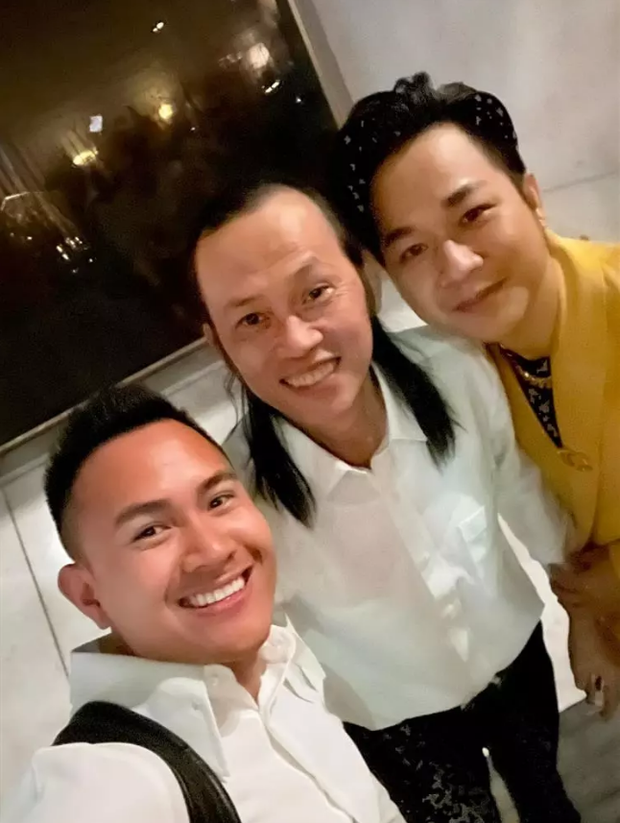 Hoài Linh xuất hiện với diện mạo khác lạ bên con trai ruột - Ảnh 3. Hoài Linh xuất hiện với diện mạo khác lạ bên con trai ruột - Ảnh 3.