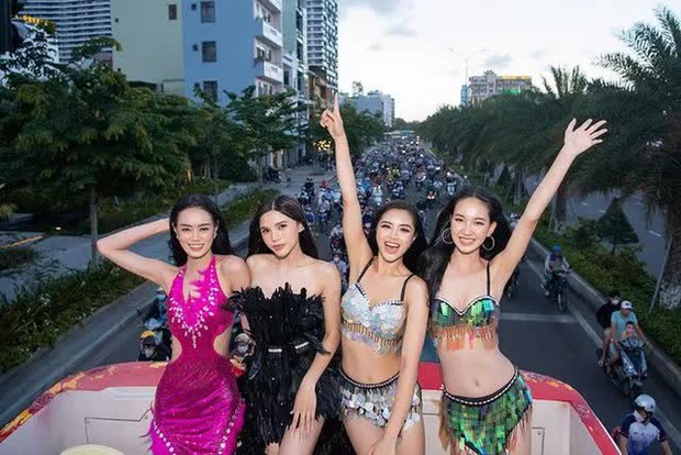 Diễu hành carnival Miss World Vietnam 2022 bị ném đá, BTC nói gì? - Ảnh 4.